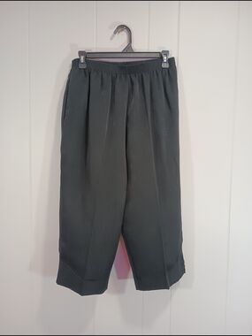 Sea Suns Woman's Black Capri with Pockets, Stretch Waist